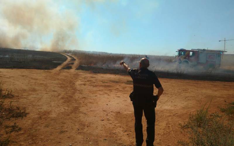 Extinguido el incendio de Mairena con dos bomberos lesionados durante la lucha contra el fuego