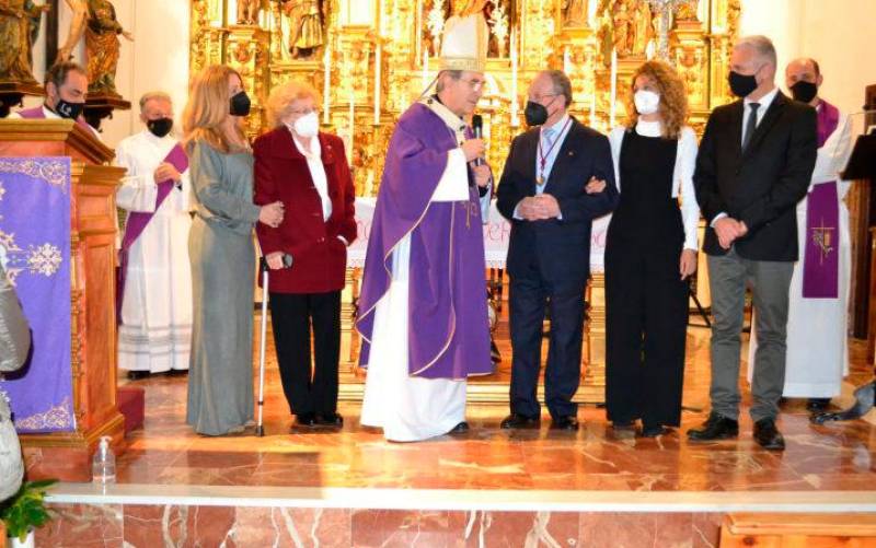 El homenajeado, Diego Gómez, con el Arzobispo de Sevilla y su familia a la finalización de la misa en la que le fue impuesta la medalla (Foto: Archidiócesis de Sevilla)
