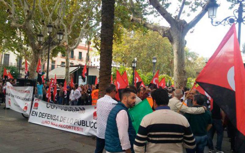Trabajadores de Tussam protestan y avisan de «conflicto» si el presupuesto no cambia