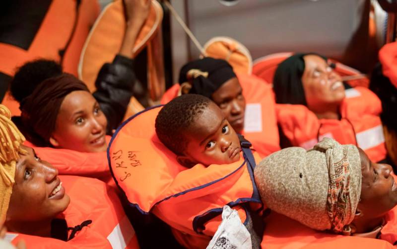 Llegan a Lampedusa 281 migrantes y 336 esperan un puerto en barcos de ONG