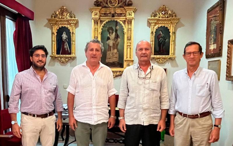 La AECC de Sevilla ofrece sus servicios a los hermanos del Gran Poder