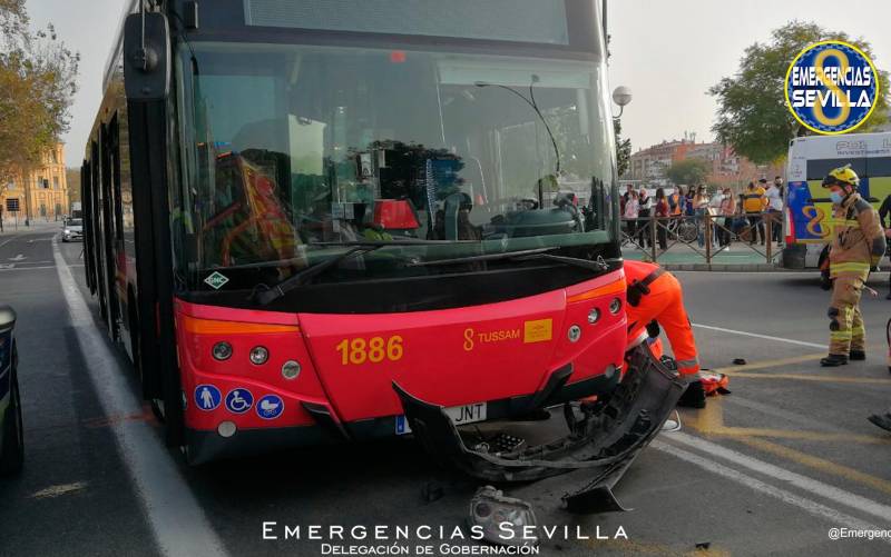 Queda atrapado bajo un autobús tras un accidente grave en el Paseo de las Delicias