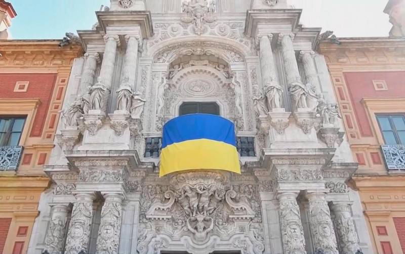 La bandera de Ucrania luce en la fachada de San Telmo