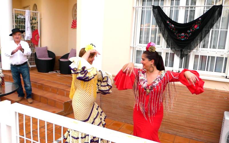 Vecinos de una calle de Utrera celebran la ‘Feria del coronavirus 2020’