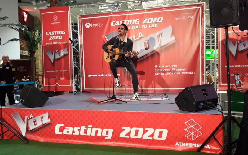 Más de 300 cantantes de Sevilla acuden al casting de 'La Voz'