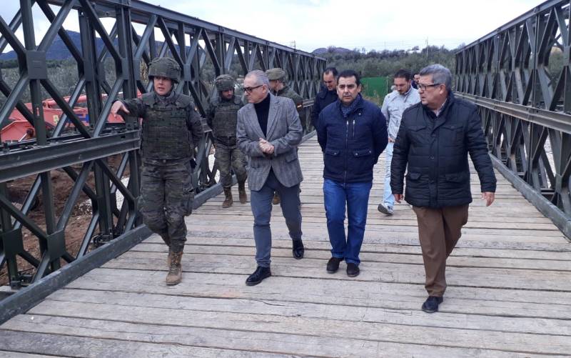 El Ejército ha instalado ya el puente provisional que conecta Casariche (Sevilla) con el núcleo de población del Cortijo de Jarilla. / El Correo