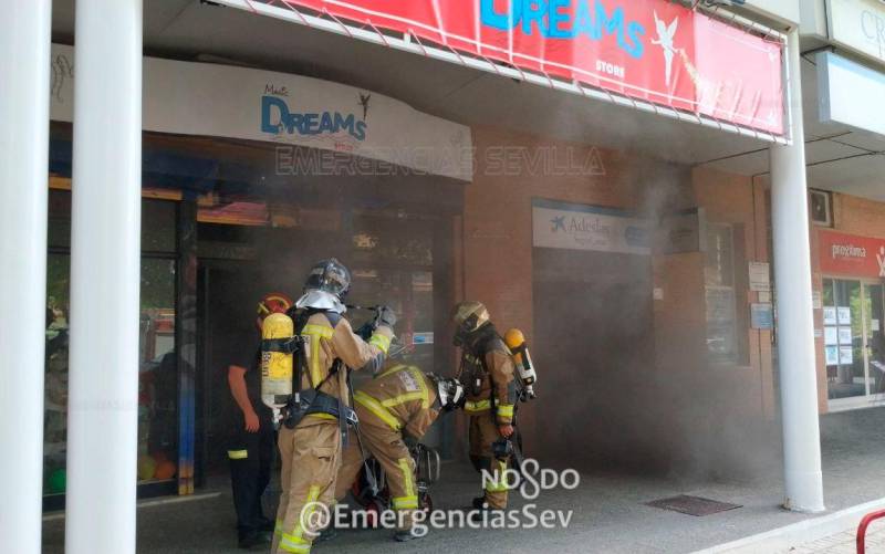 Extinguido un incendio en una tienda de juguetes de Sevilla Este