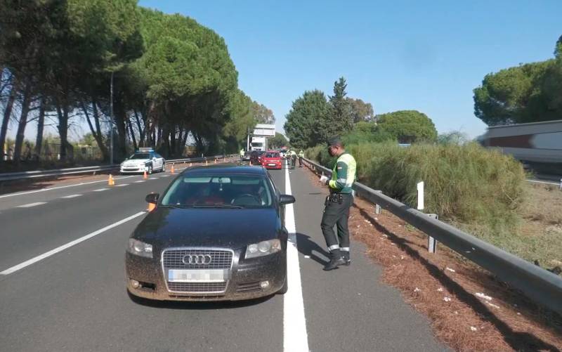 Control de la Guardia Civil a los vehículos que regresan desde Cádiz