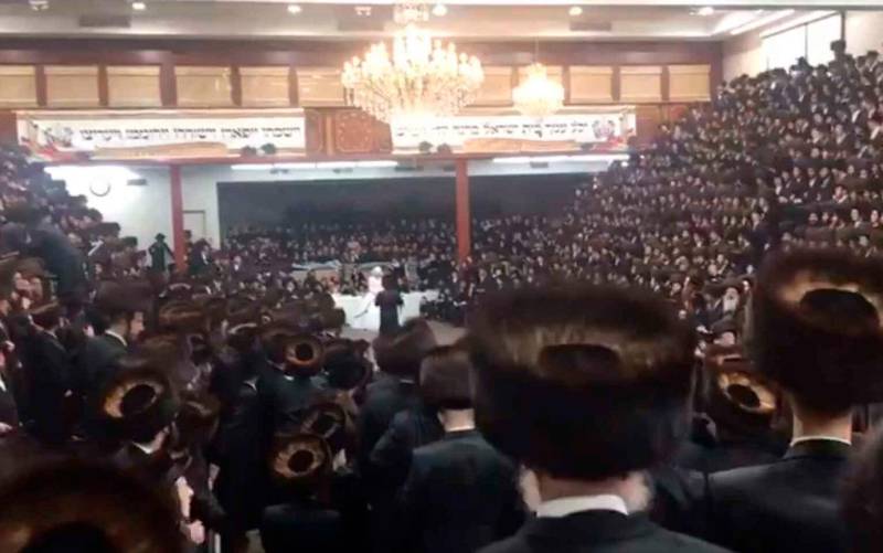 Polémica en Nueva York por una boda judía secreta con 7.000 invitados sin mascarillas