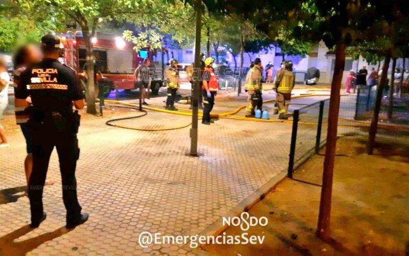 Un incendio en el Polígono San Pablo obliga a desalojar un bloque de viviendas