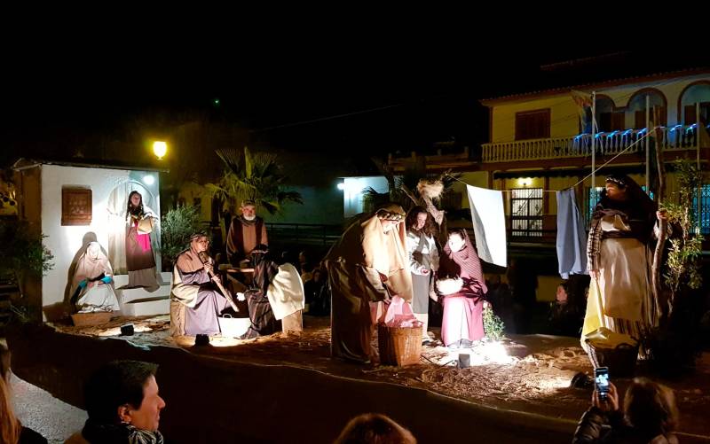 Uno de las escenas representadas en las carrozas vivientes de la cabalgata de Reyes Magos de Guilena en el año 2019 (Foto: Francisco J. Domínguez)