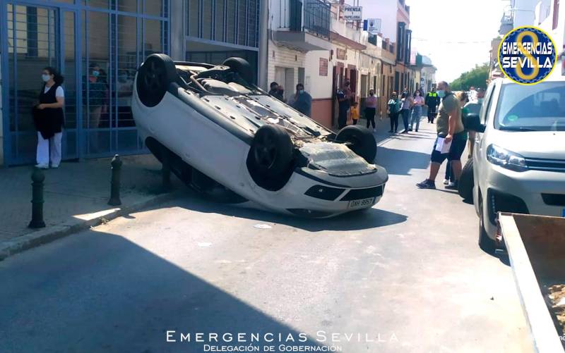 Aparatoso accidente de tráfico en Sevilla 