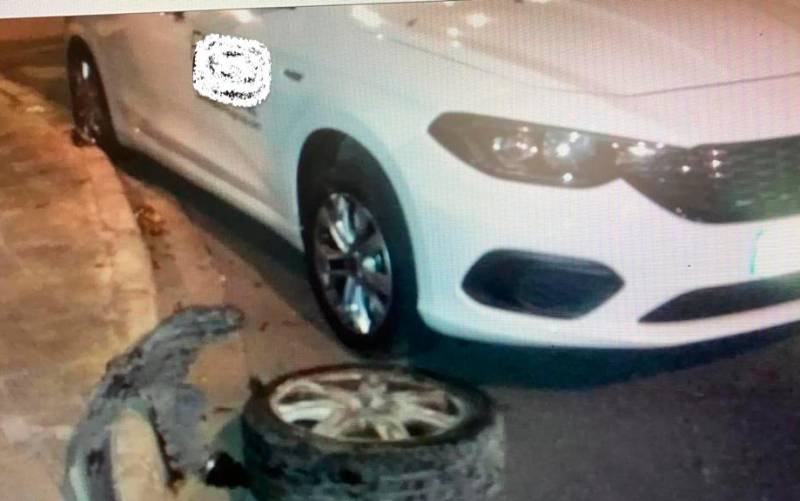 Triplica el máximo de alcohol tras provocar destrozos en dos coches en Tomares