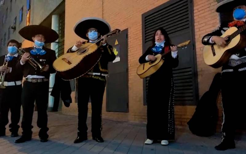 Un grupo de mariachis cantan en la sede de Podemos 