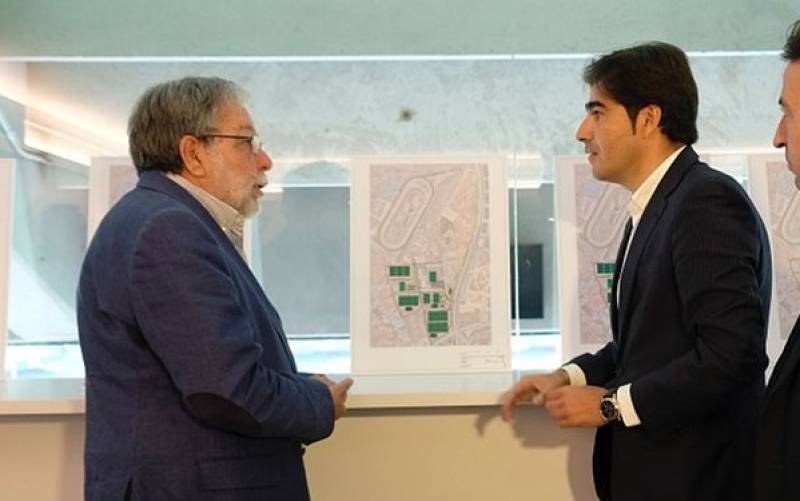 El alcalde de Dos Hermanas, Francisco Toscano, conversa con el presidente del Real Betis, Ángel Haro. 