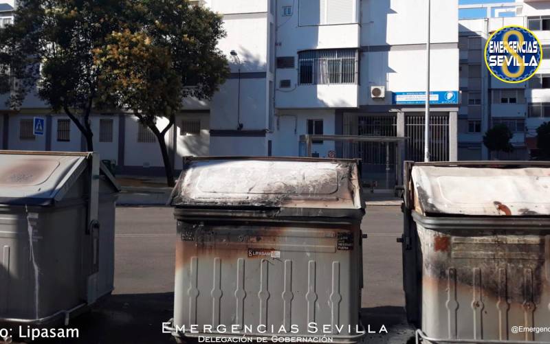Imagen de los contenedores quemados. / Emergencias Sevilla
