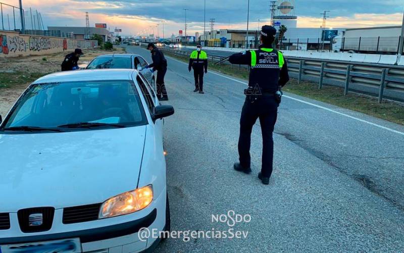 Los agentes durante el control a vehículos en Torreblanca. / Emergencias Sevilla.