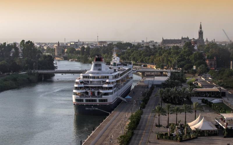 Sevilla recibe dos cruceros con 1.300 turistas este fin de semana
