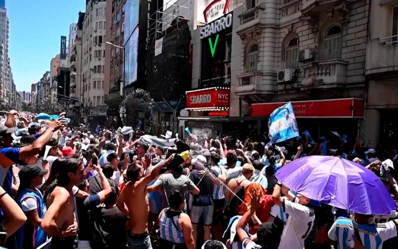 Millones de argentinos llenan las calles tras ganar el Mundial