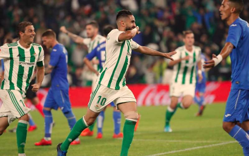 Boudebouz celebra un gol con el Betis junto a Joaquín. / EFE