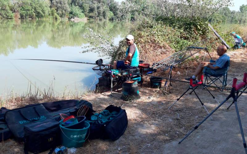 Distintos participantes pescando en el Guadalquivir durante el concurso celebrado esta mañana.