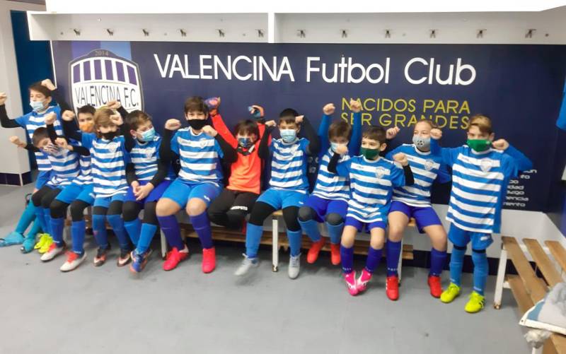 El equipo benjamín del Valencina FC en el vestuario previo al partido