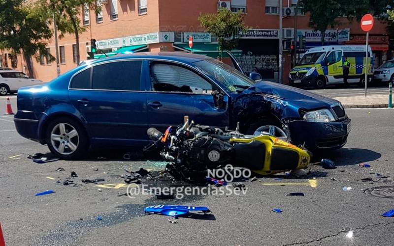 Imagen del coche y la moto. / Emergencias Sevilla