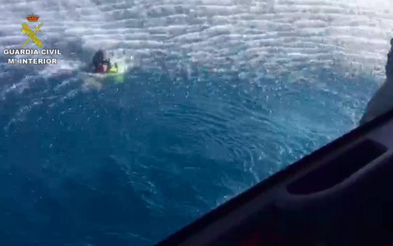 Una ‘narcolancha’ rescata a tres guardias civiles caídos al mar tras una persecución