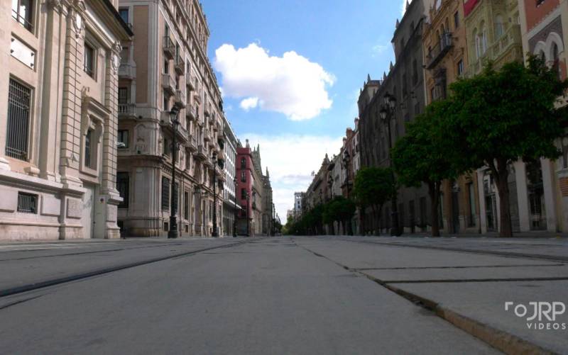 Avenida de la Constitución durante este Martes Santo. / Julio de los Ríos Pastrana 