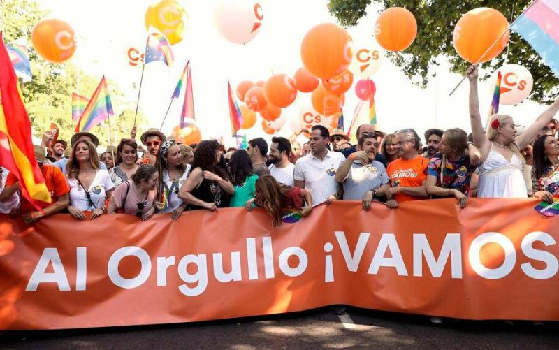 Miembros de Ciudadanos durante la manifestación del ‘Orgullo’ en Madrid. / EFE