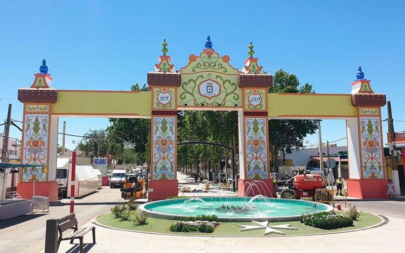  Portada de la feria de Lora del Río, estrenada en 2019 con motivo de su bicentenario. (Ayuntamiento de Lora del Río).