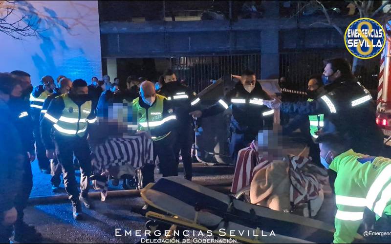 El dispositivo de Emergencias Sevilla actuando en la residencia de ancianos / @EmergenciasSev