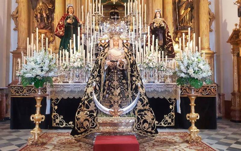 Nuestra Señora de la Soledad, Patrona de Cantillana, expuesta en besamanos en la tarde del Viernes de Dolores de 2019. (Foto: Facebook Hermandad de la Soledad de Cantillana). 