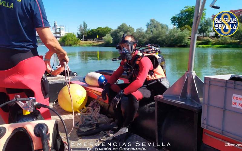Labores de búsqueda de una persona en el río. / Emergencias Sevilla