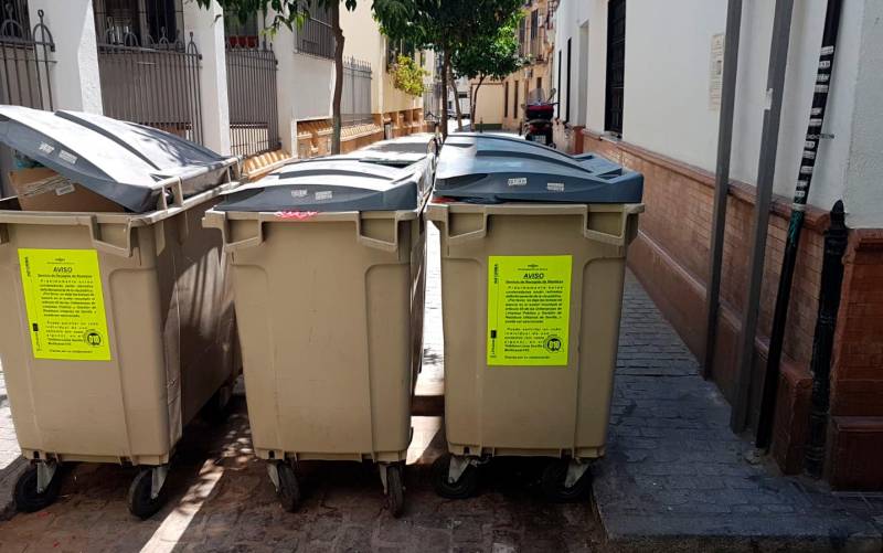 Cubos individuales para acabar con el conflicto de la basura en la calle Sol