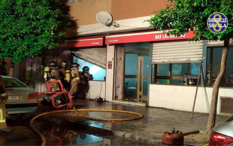Aparatoso incendio en un bar de la Ronda de la Oliva