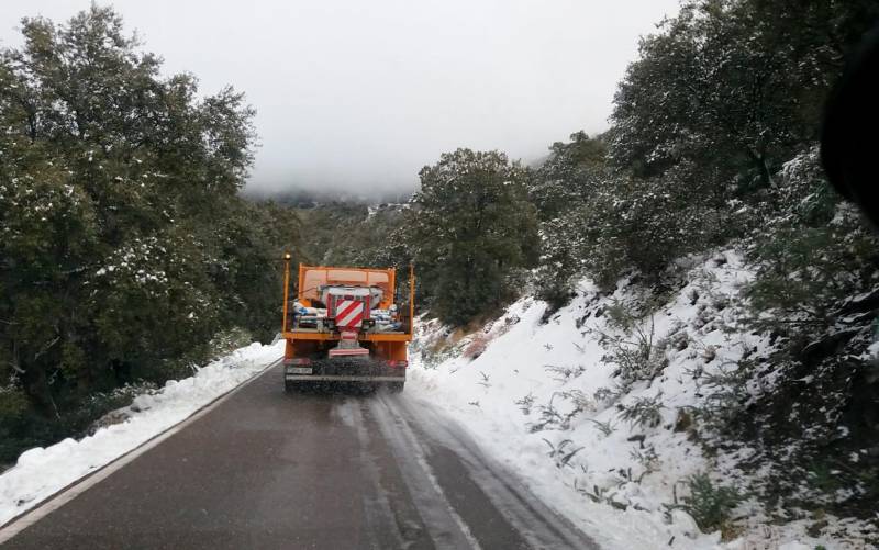 Andalucía mantiene cinco carreteras cerradas al tráfico por hielo y nieve
