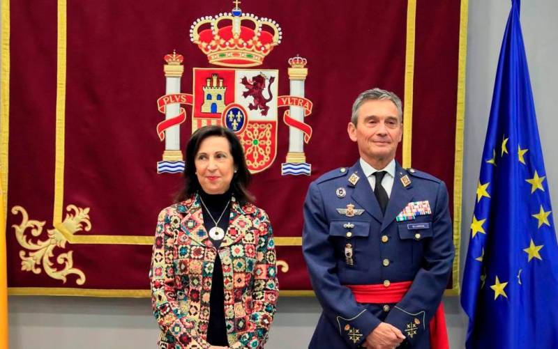 Margarita Robles, ministra de Defensa y el ya cesado general Miguel Ángel Villarroya. / EFE