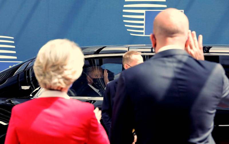 La presidenta de la Comisión Europea, Ursula von der Leyen, y el presidente del Consejo Europeo, Charles Michel, se despiden del presidente de EEUU, Joe Biden. / European Union