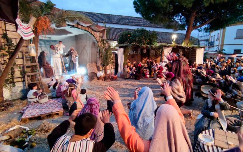 Los Reyes Magos y los soleanos adoran al Niño Jesús recién nacido al finalizar la representación de ‘Sucedió en Belén’ (Foto: Hermandad de la Soledad)