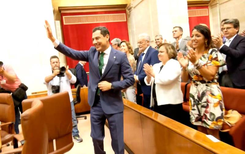 Moreno es investido presidente andaluz con mayoría absoluta