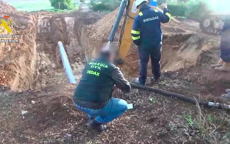 Cuatro detenidos tras robar 2.300 litros de combustible en un oleoducto de Alcalá