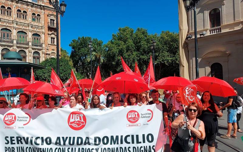 Las trabajadoras de ayuda a domicilio se manifiestan en Sevilla