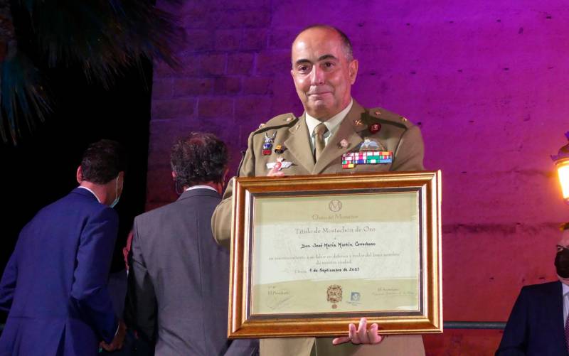 La Orden del Mostachón de Utrera entregó sus distinciones al militar Martín Corrochano y al doctor José Manuel Aranda 
