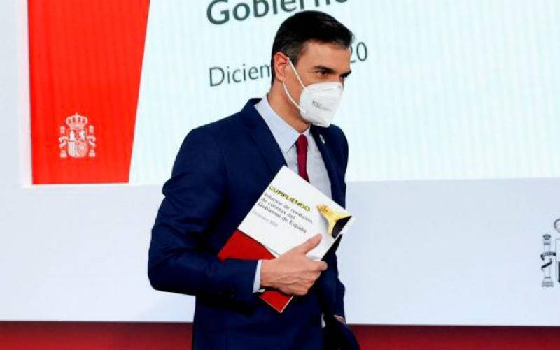 Pedro Sánchez con su informe de gestión de 2020 tras su comparecencia en Moncloa. / EFE