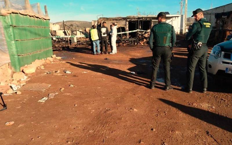 Agentes en una zona donde se produjo un incendio en Níjar en diciembre de 2018.
