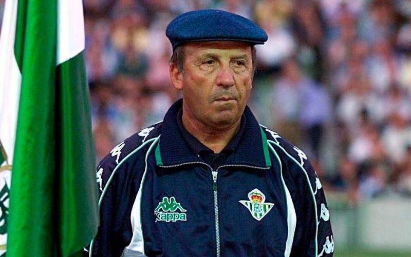 Carlos Timoteo Griguol, junto a una bandera del Real Betis el día en que comenzaron los entrenamientos de la temporada 1999/2000. / Web Betis