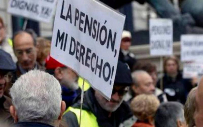 Pensionistas reclamando sus derechos. / EFE