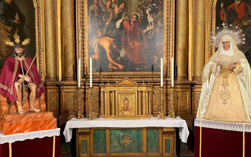 Las imágenes de San Esteban, en el altar mayor de su templo 