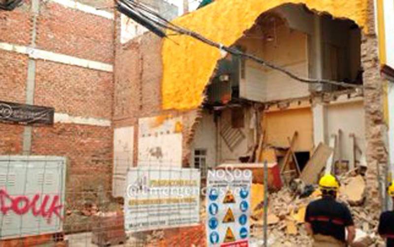Desalojados de una vivienda tras derrumbarse un muro por unas obras colindantes